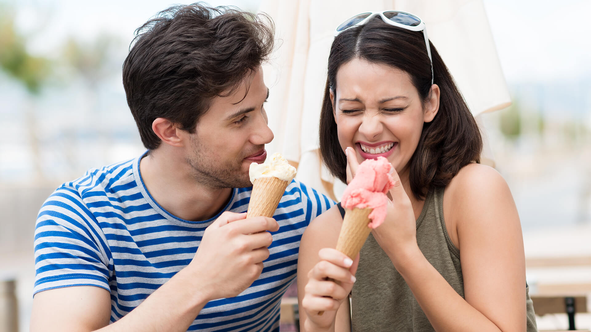 Также есть взрослый. Мороженое для женщин. Девушка и мороженое. Человек ест мороженое. Парень угощает мороженым.